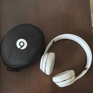 Beats Solo White Wireless Headphones with Case and Charger